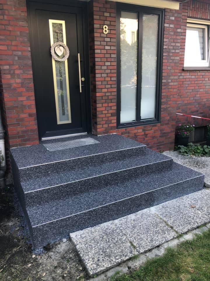 Treppenaufgang nach der Sanierung mit einem Steinteppich